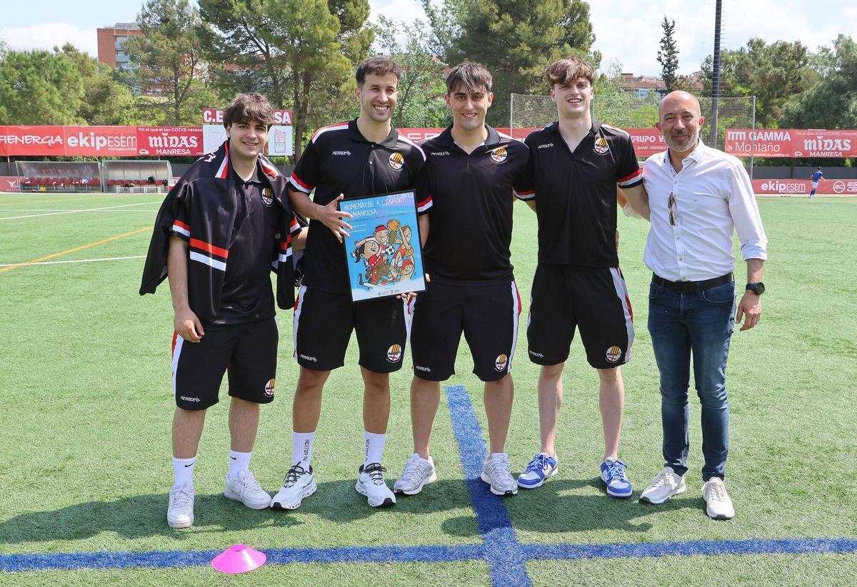 El Manresa guanya 4-1 contra el Badalona i amb la derrota del Cornellà ascendeix a Segona RFEF El Manresa guanya 4-1 contra el Badalona i amb la derrota del Cornellà ascendeix a Segona RFEF