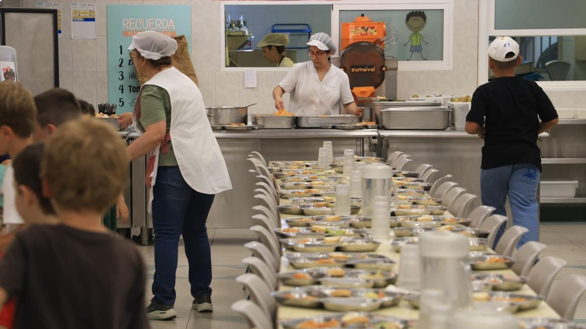 El comedor escolar con servicios mínimos por la huelga de este lunes en un colegio de Alicante