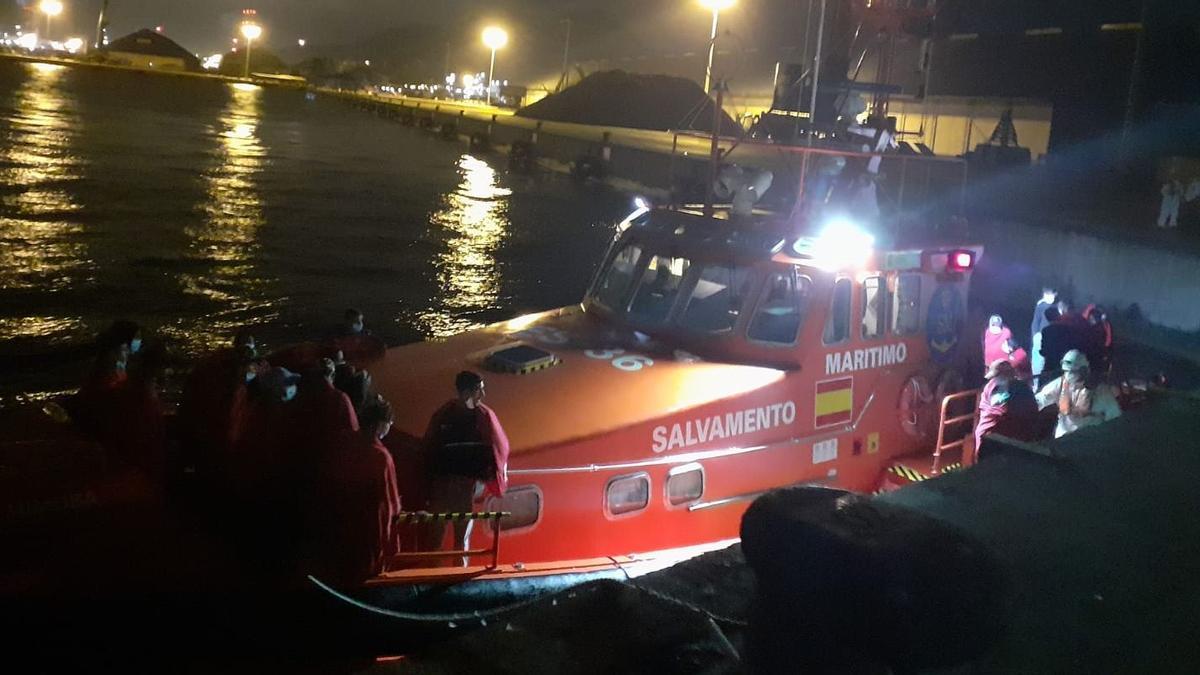 Migrantes llegan a Escombreras en una embarcación de Salvamento.