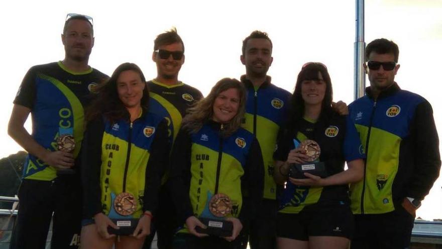 Los representantes del Aquático Solras, con los trofeos conseguidos en Ribadesella.