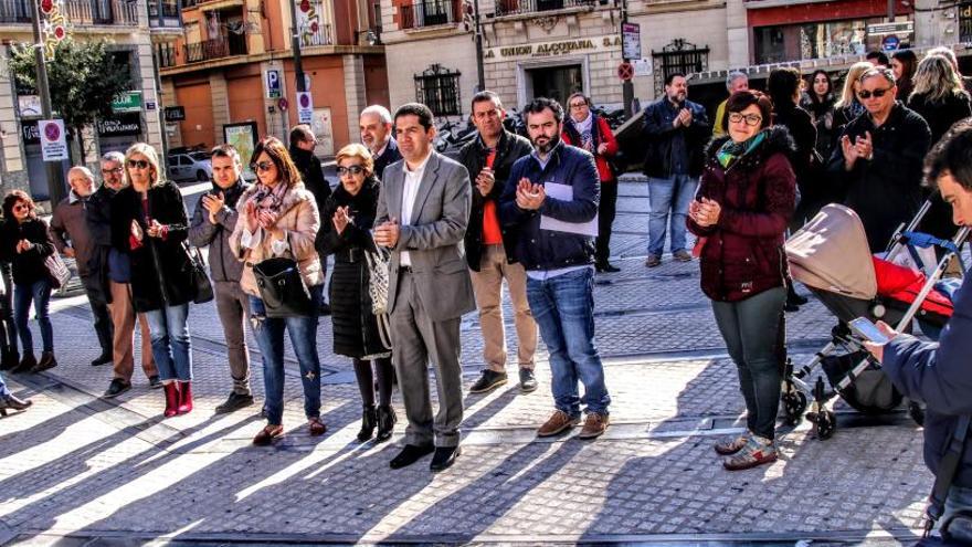 Los asistentes al minuto de silencio en la plaza de España de Alcoy