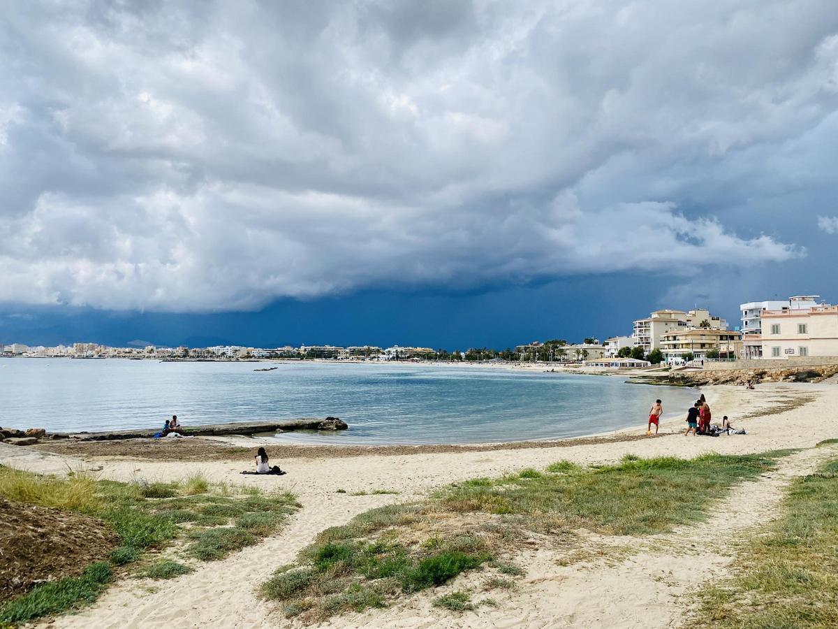 Dunkle Wolken ziehen über Mallorca auf.
