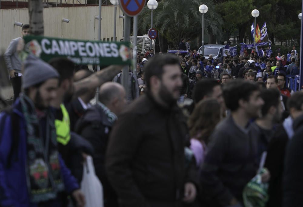 Los aficionados del Elche CF y del Hércules CF apoyan a su equipo antes del derbi