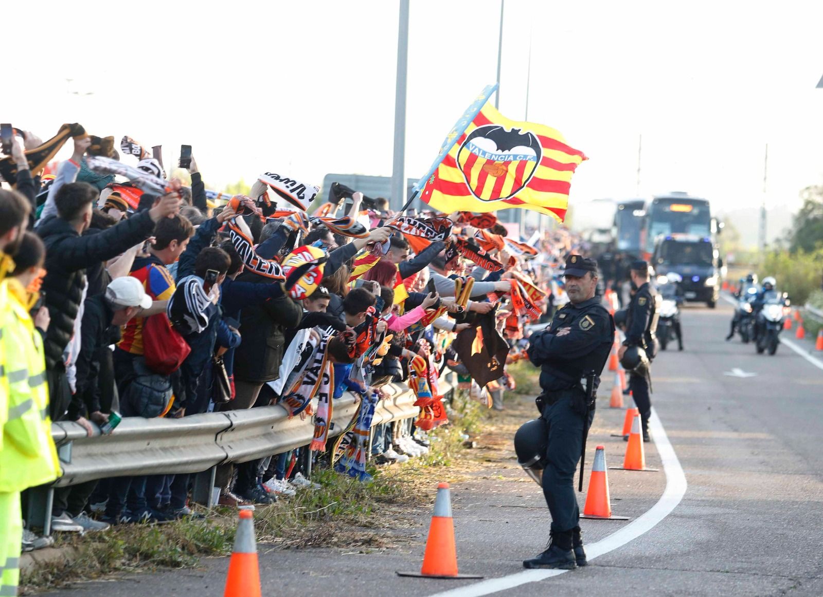 La afición valencianista recibe a su equipo en el estadio de La Cartuja en Sevilla