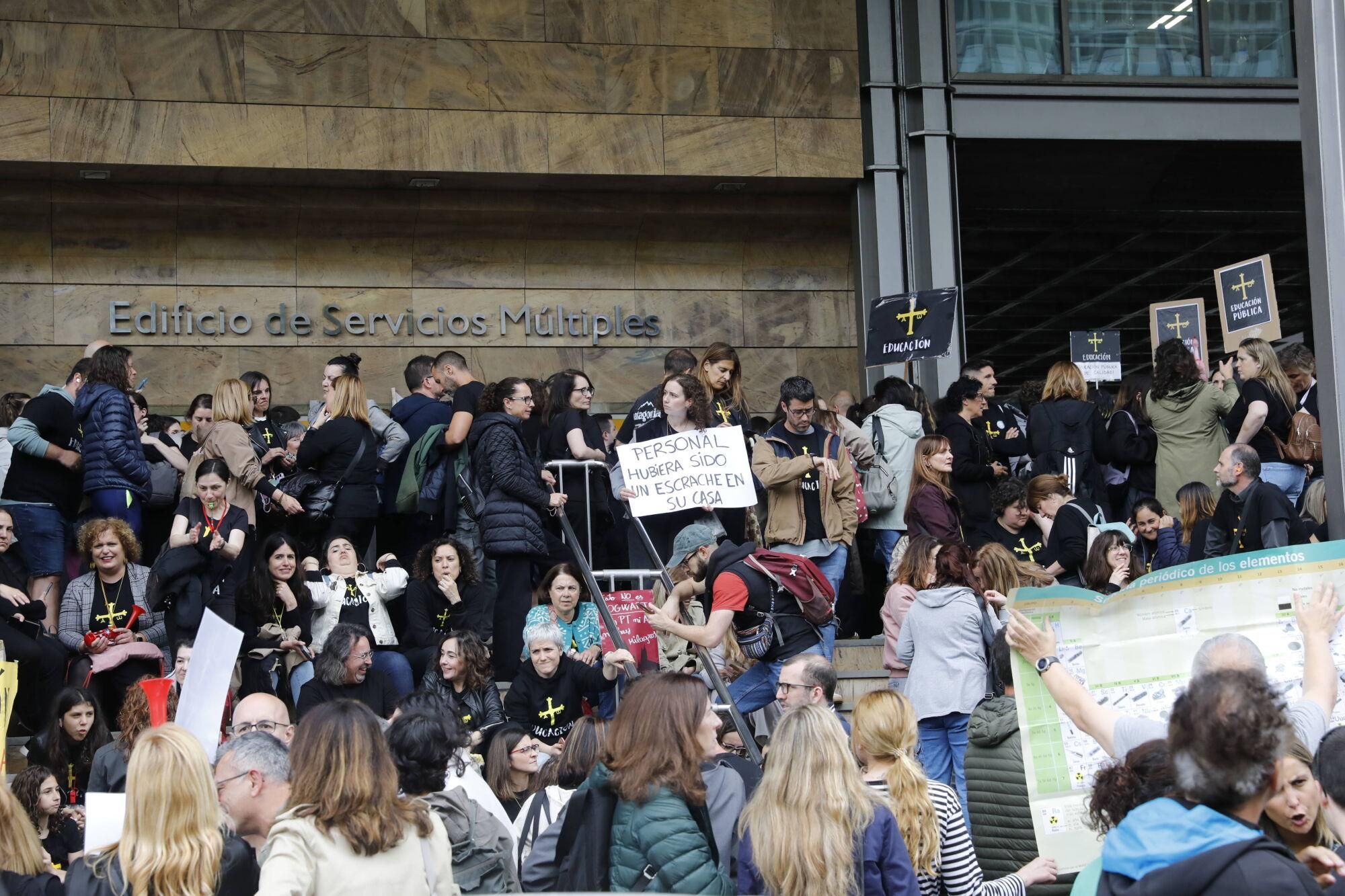 Cientos de profesores se concentran en Oviedo mientras Gobierno y sindicatos negocian.