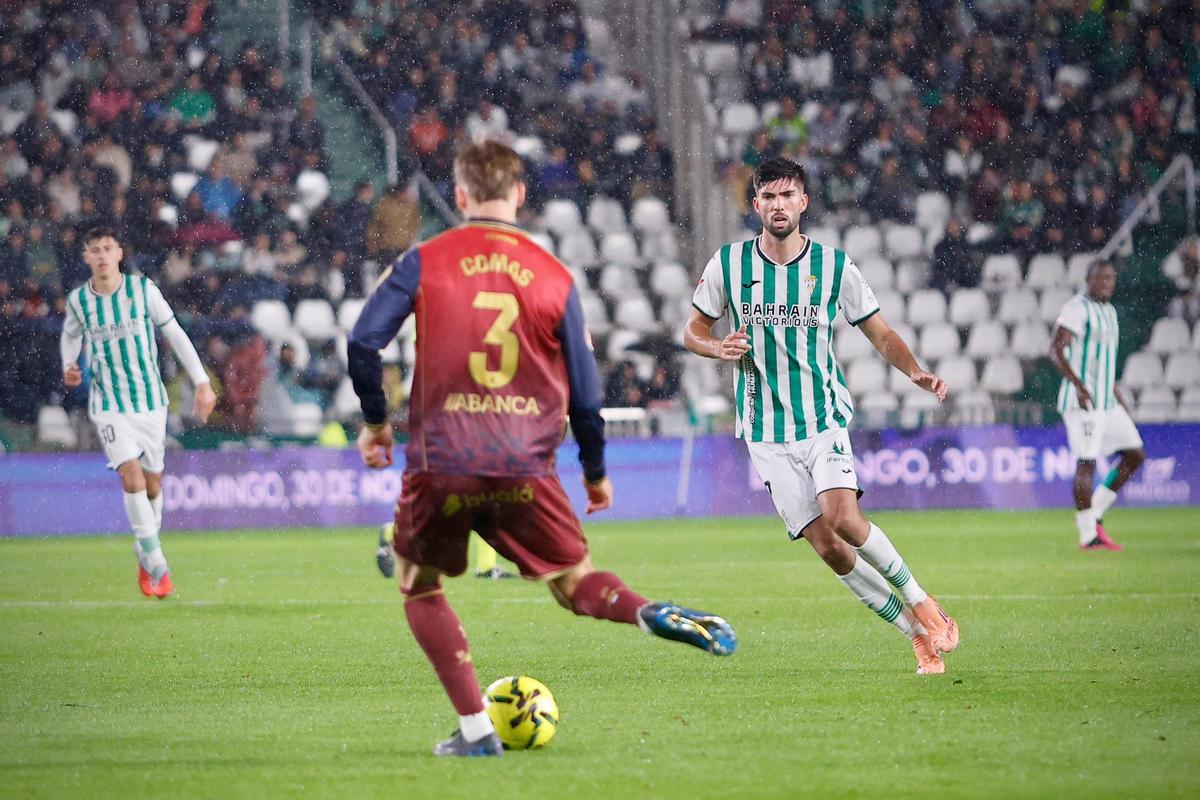 Theo Zidane presiona a Arnau Comas durante el Córdoba CF-Dépor.
