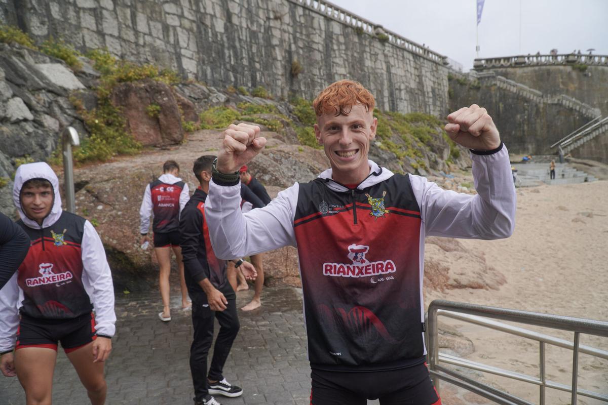 El CR Cabo da Cruz, en la categoría masculina, y el CR Salgado-Perillo, en la femenina resultaron ganadores del Trofeo Teresa Herrera de Traineras disputado este fin de semana en la ensenada del Orzán. El CR Cabo da Cruz, en la categoría masculina, y el CR Salgado-Perillo, en la femenina resultaron ganadores del Trofeo Teresa Herrera de Traineras disputado este fin de semana en la ensenada del Orzán.