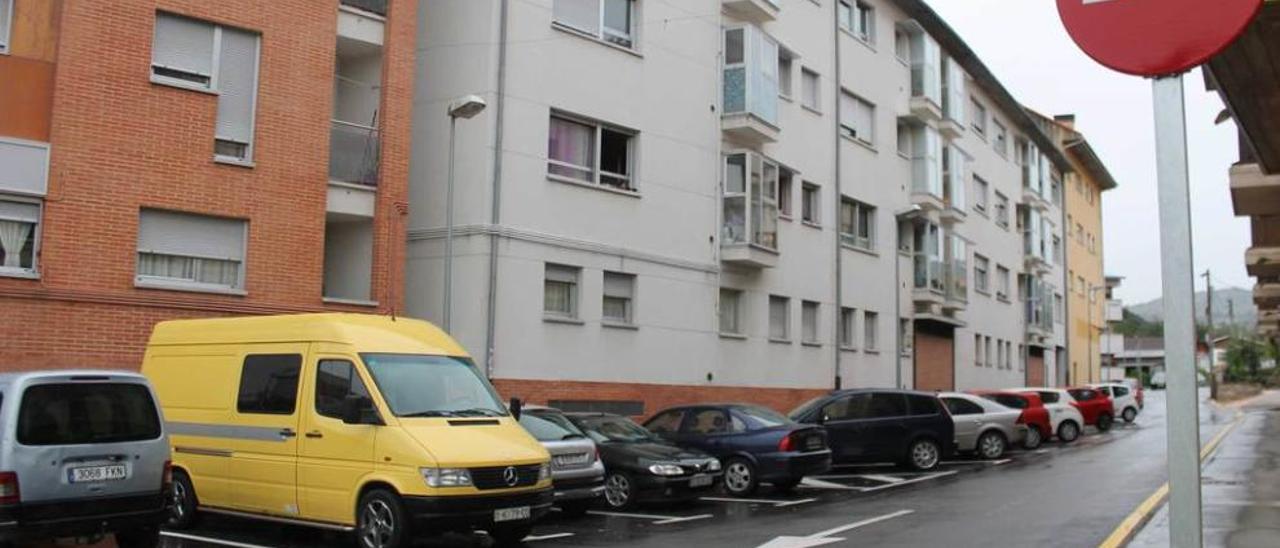 Calle Los Niserinos de Grado, ya dispuesta en sentido único.