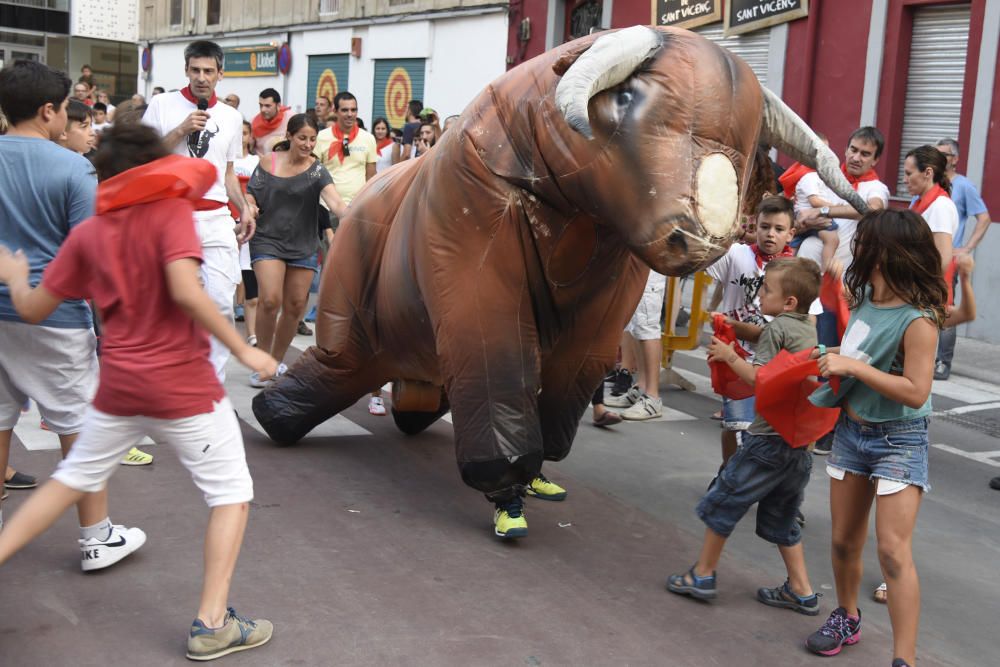 'Encierro' amb toros de plàstic a Sant Vicenç