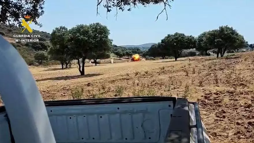 Los Tedax de la Guardia Civil destruyen un proyectil de la Guerra Civil en un coto de Hinojosa del Duque