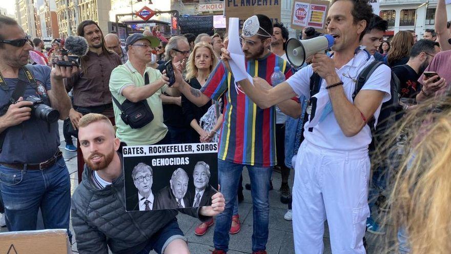 El médico se dirige a los manifestantes en una protesta contra las vacunas.