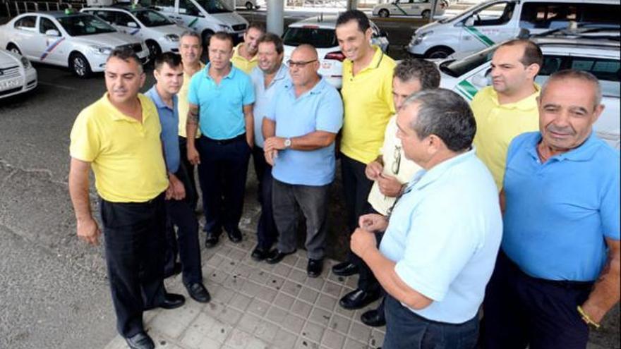 Concentración de taxistas de Telde e Ingenio en el aeropuerto de Gando. | yaiza socorro