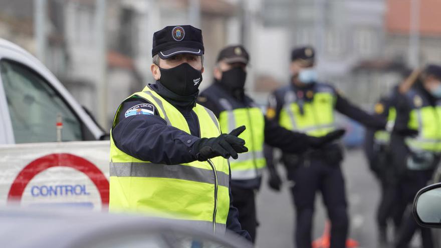 La Policía Local realiza controles de movilidad a la entrada de Santiago.