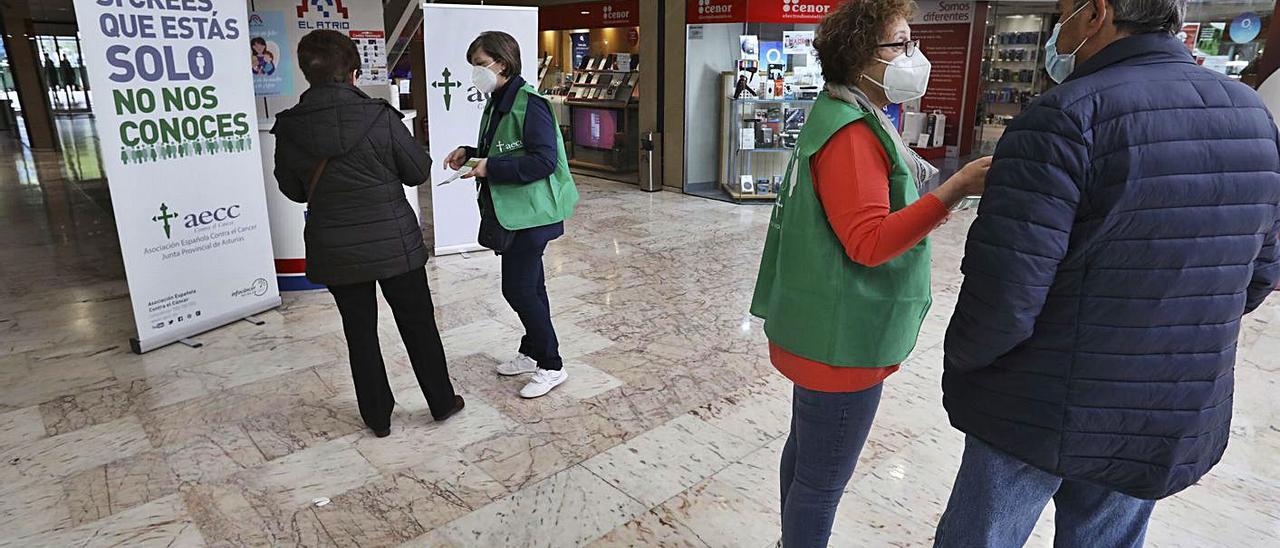 Marina González y Paola Rañón, ayer, en el puesto informativo. | R. Solís