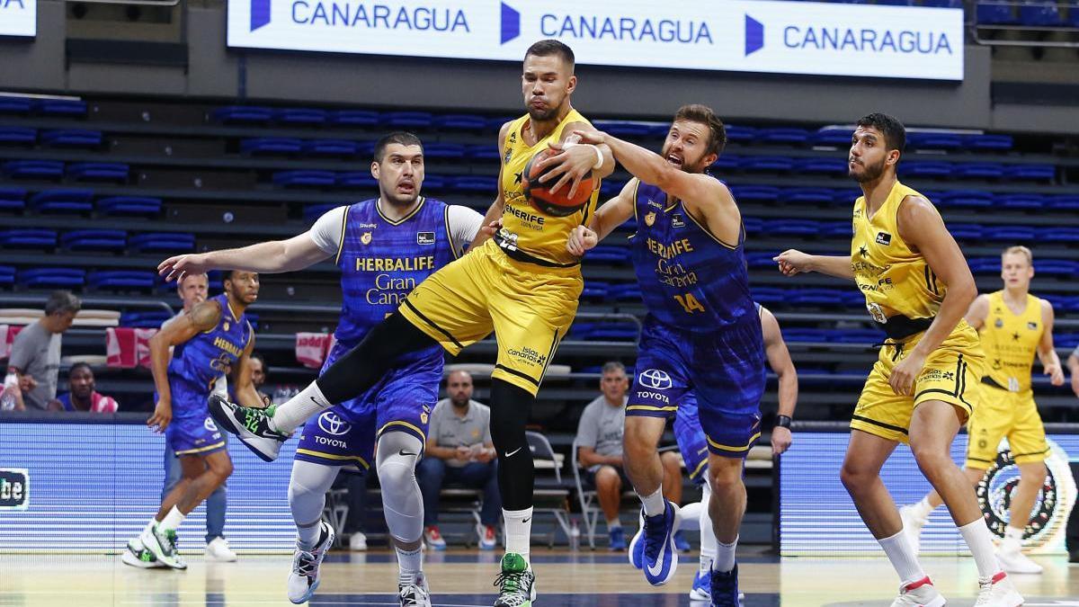 Momento del amistoso de pretemporada entre el Iberostar y el Herbalife.