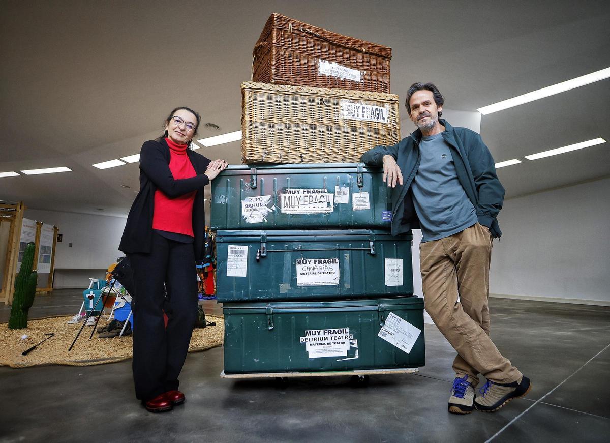 Soraya González y Severiano García posan en la exposición.
