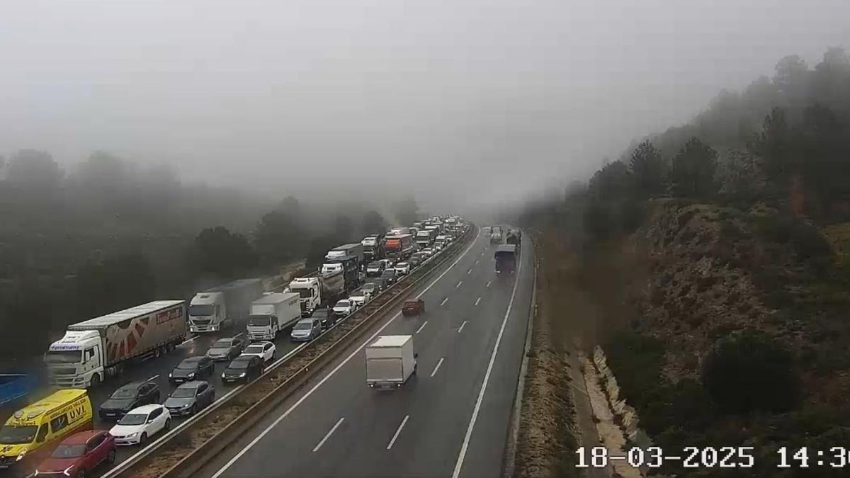 Vehículos parados tras el accidente entre varios camiones causa retenciones en la A-7 a la altura de Xàtiva