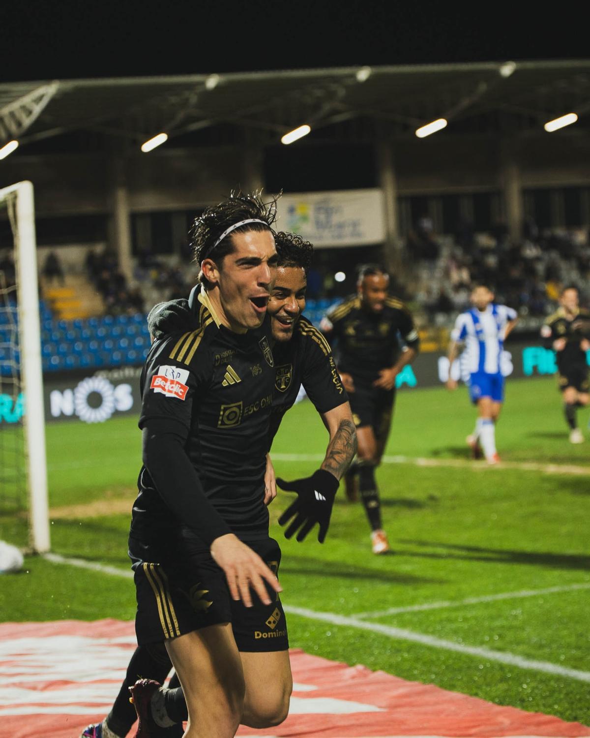 Larra celebra su gol con los compañeros