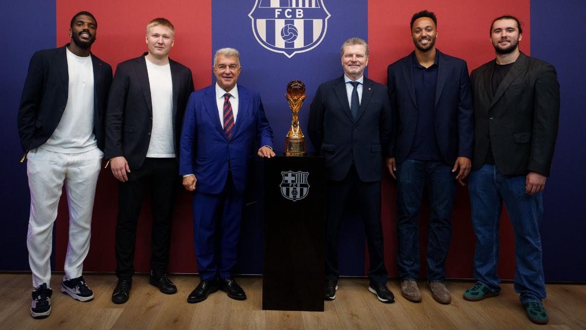 Laporta, Solé y los cuatro capitanes, con el título mundial de clubs