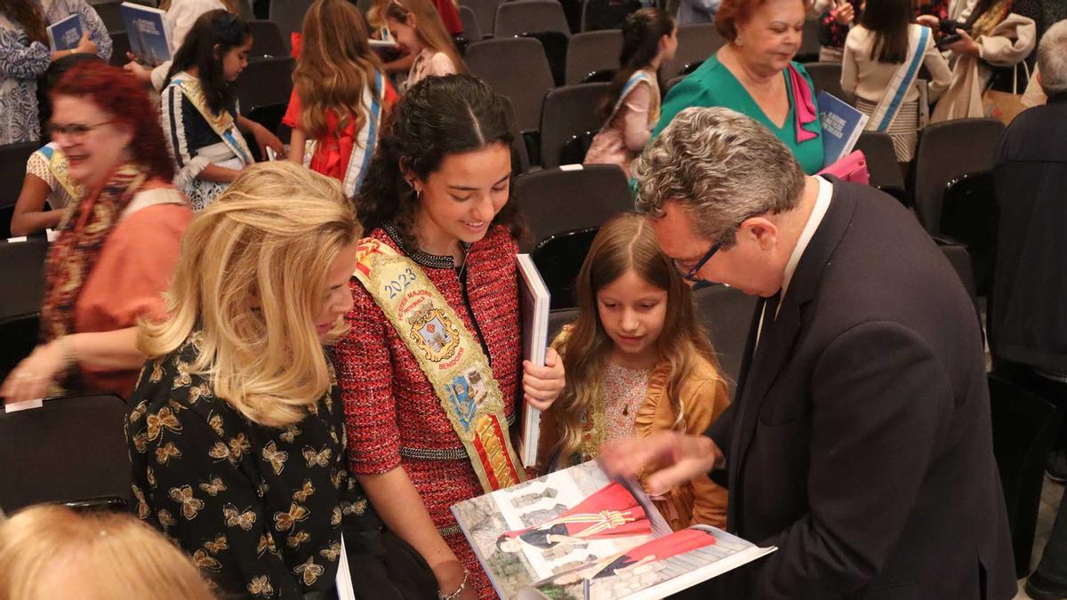 El alcalde de Benidorm, Toni Pérez, ojeando el libro oficial