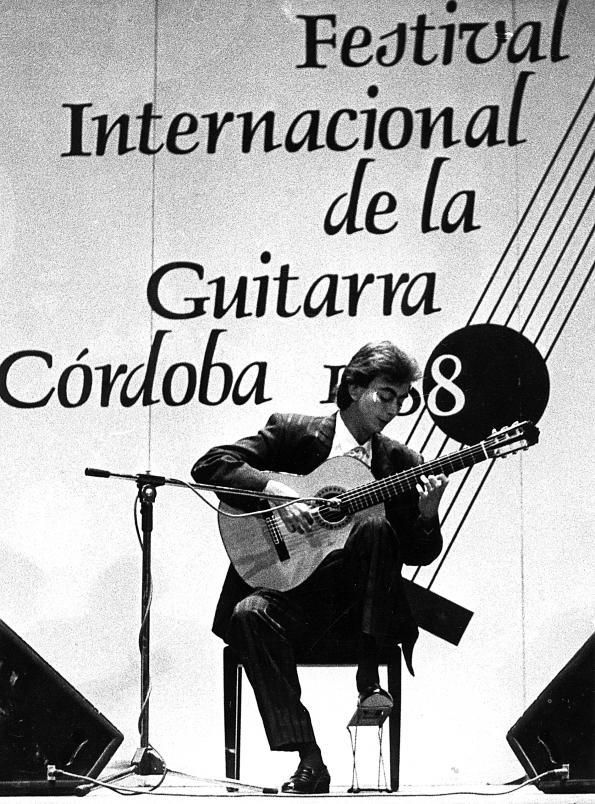 Un joven José Antonio Rodríguez, durante su actuación en el Festival de la Guitarra de 1988.