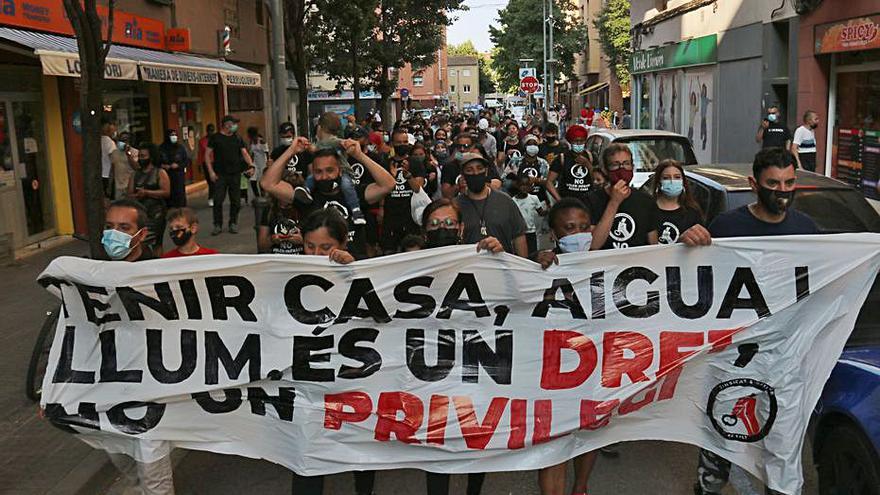 La manifestació d’ahir a la tarda pels carrers de Salt.  | GERARD VILÀ/ACN