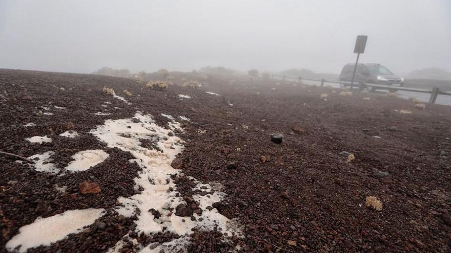 A thin layer of snow covers the Teide with the first white blanket of the new year