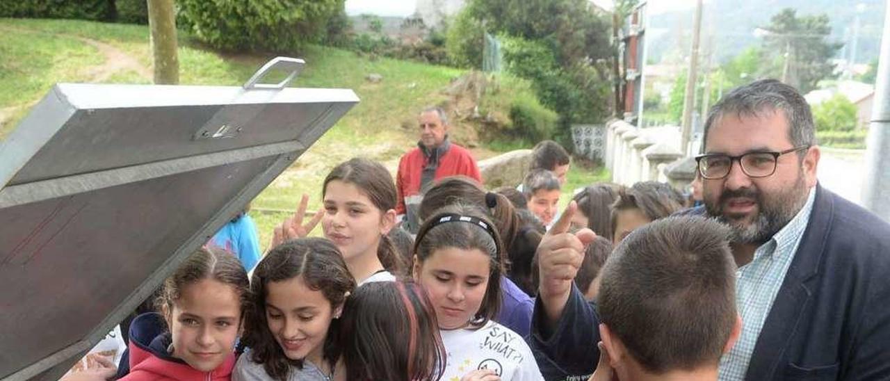 Lino Mouriño, con alumnos del colegio Piñeiriño en el compostero comunitario del barrio. // Noé Parga