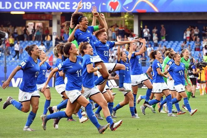 Las jugadoras de Italia celebran el final de la ronda de la Copa Mundial Femenina Francia 2019 de dieciséis partidos de fútbol entre Italia y China, en el estadio La Mosson en Montpellier, al suroeste de Francia.