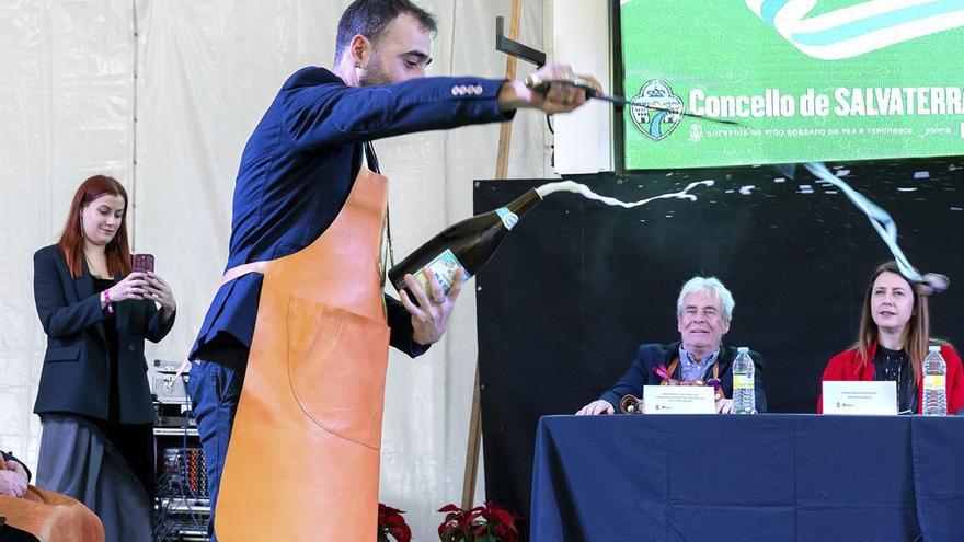 Momento do descorche con degolle a sabre. | // JUAN CARLOS PÉREZ