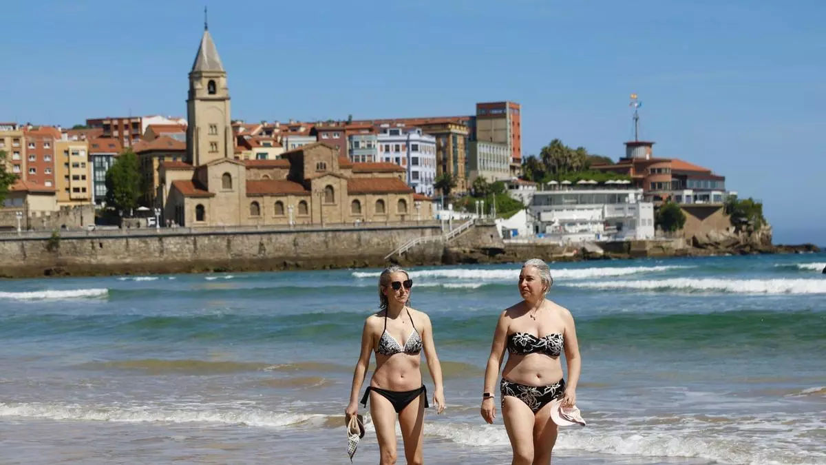 El verano se adelanta en Gijón: chapuzones en el mar, precaución ante el calor y un sol que "ya hacía falta"