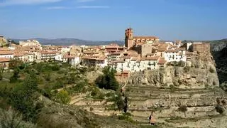 Así es el pueblo más impresionante de Teruel: 'colgado' sobre un desfiladero en la Ruta del Silencio
