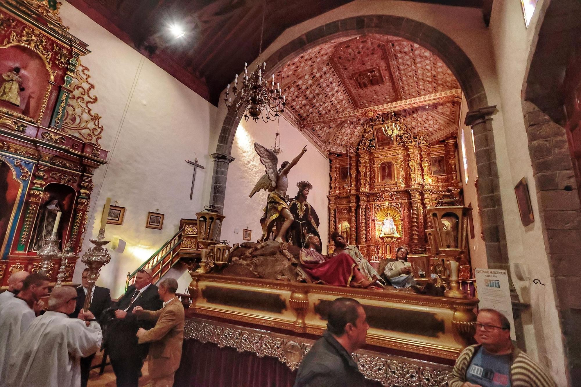 Procesión del paso de la Dolorosa, San Juan y la Magdalena del convento de Las Claras al Santuario del Cristo