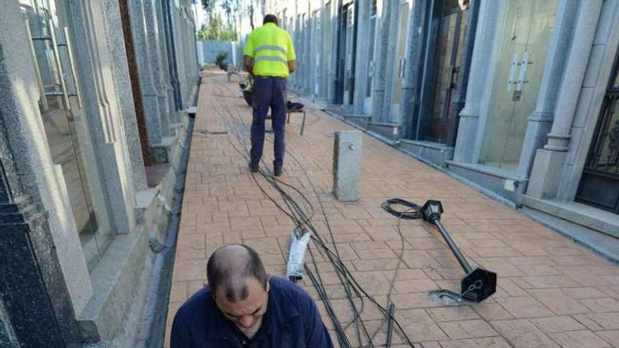Reparando los cables del cementerio de San Salvador. // Gustavo Santos