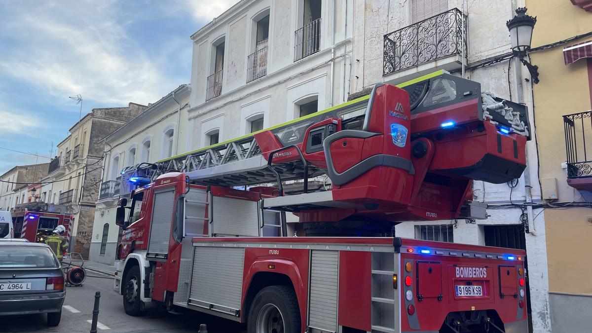 Los bomberos, en la casa okupa de Margallo, este miércoles.