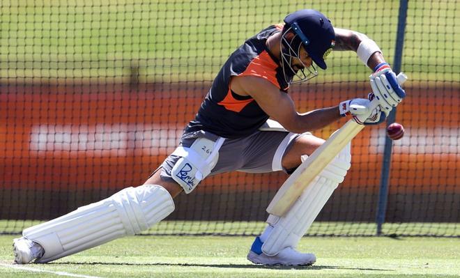 El capitán de cricket de la India, Virat Kohli, se defiende contra un balón durante una sesión de entrenamiento en Perth.