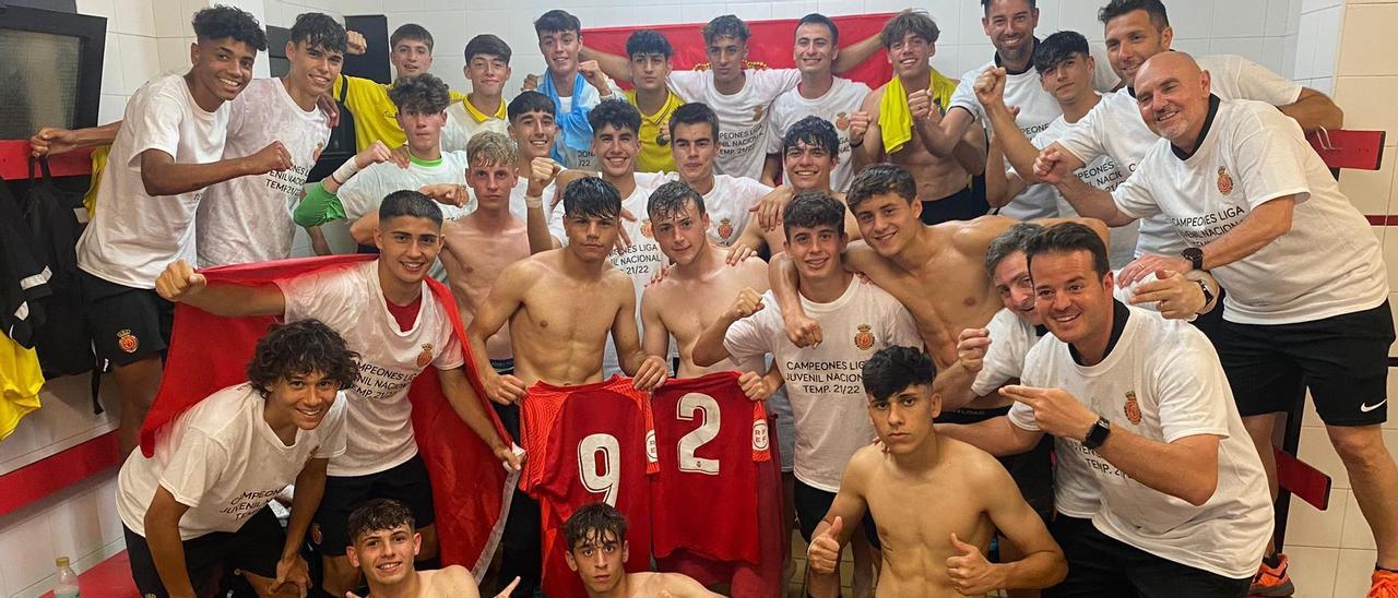 El Mallorca B de juvenil Liga Nacional celebra la consecución del título de Liga