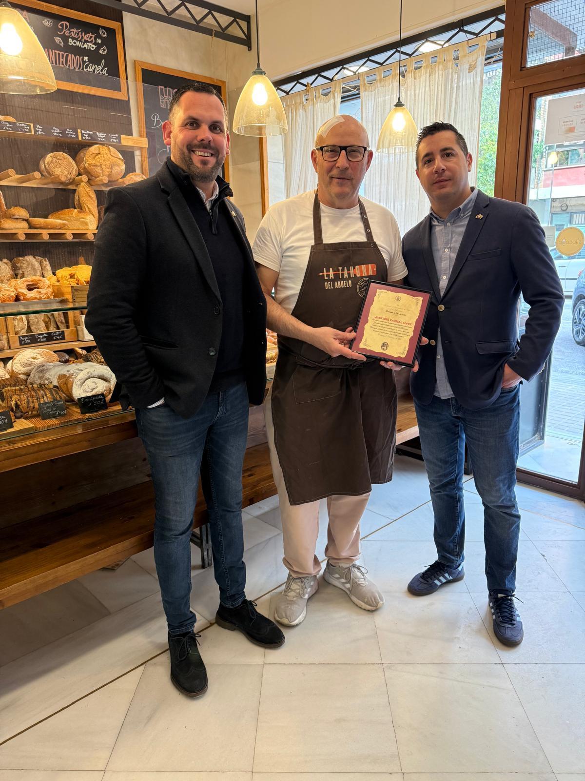Juanjo Rausell, del Gremi de Forners, con su reconocimiento.