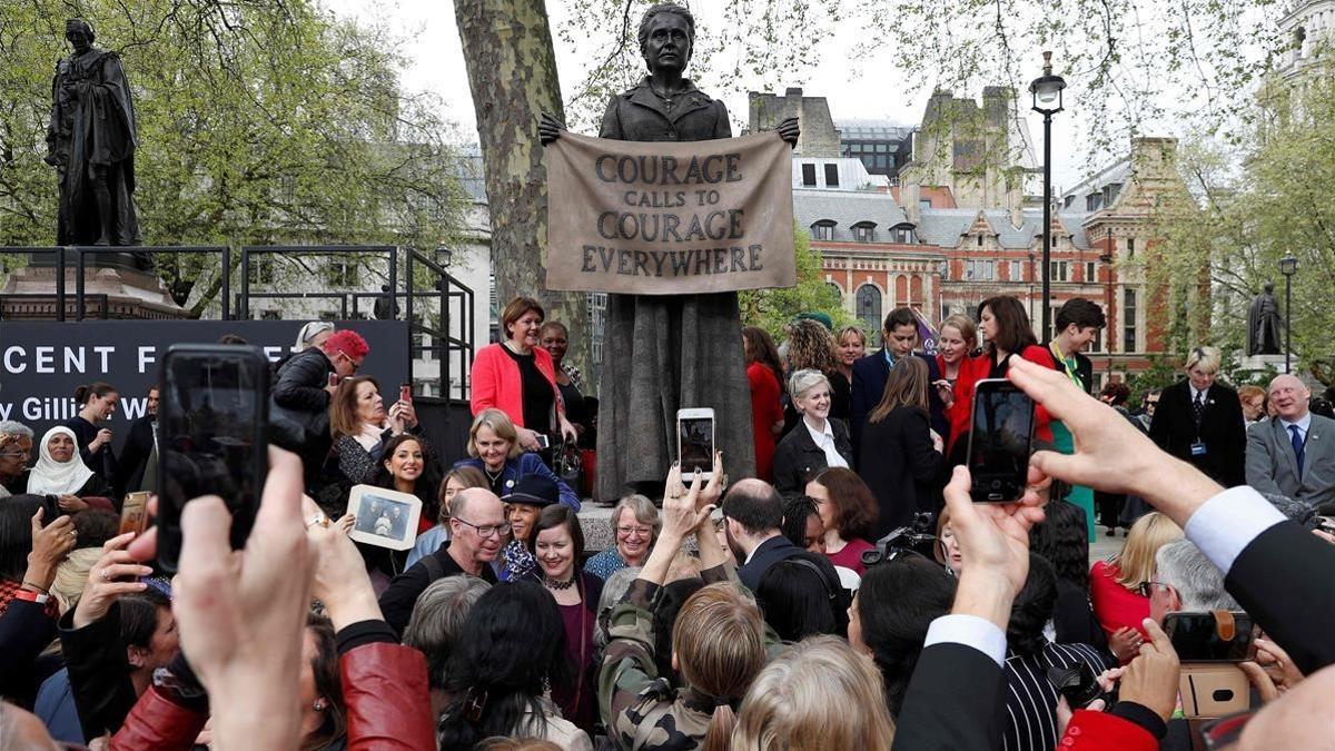Decenas de personas se fotografían con la nueva estatua de la Plaza del Parlamento, que representa a la líder del movimiento sufragista Millicent Fawcett.