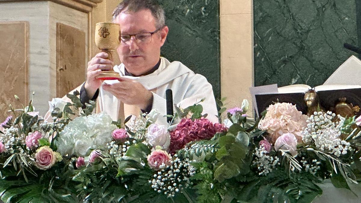 José Ramón Gómez, párroco de San José de Águilas, en un momento de la Eucaristía.