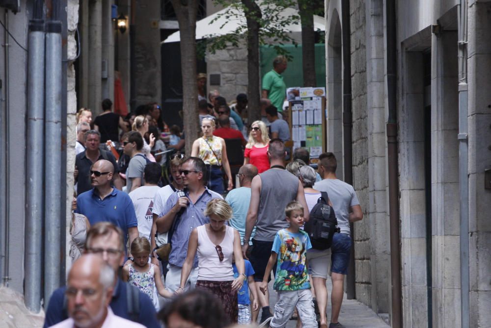 Turistes al Barri Vell de Girona el dia 1 d''agost