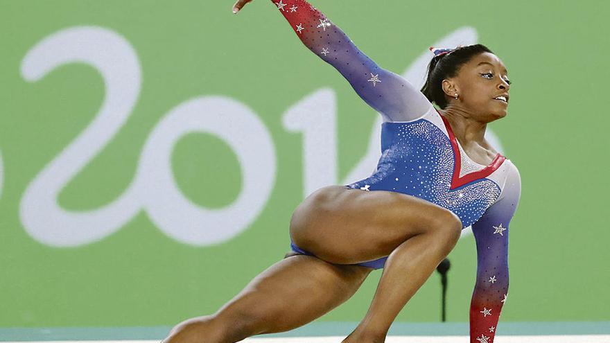 Sobre estas líneas la gimnasta Simone Biles, a la derecha, la atleta Ruth Beitia tras ganar el oro en Río.