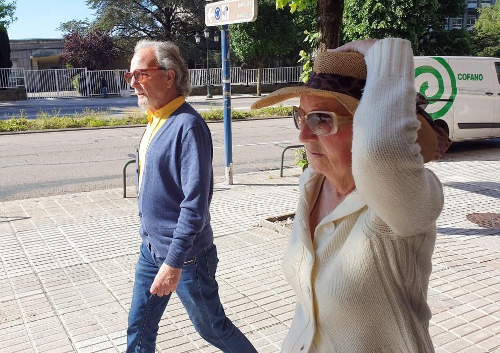 Ciudadanos pasean por las calles de Vigo.