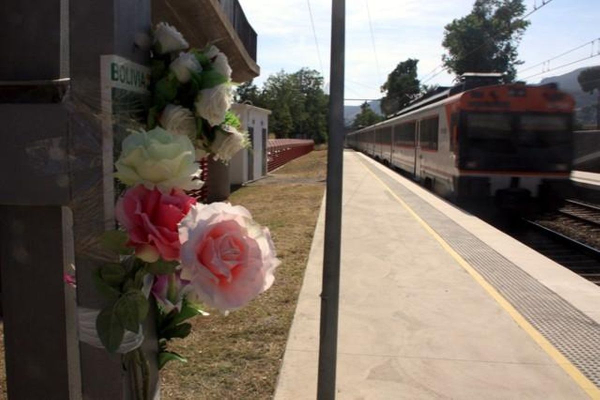Unes flors al baixador de Castelldefels recorden les 12 víctimes mortals de l’accident que va tenir lloc la nit de la revetlla de Sant Joan del 2010.