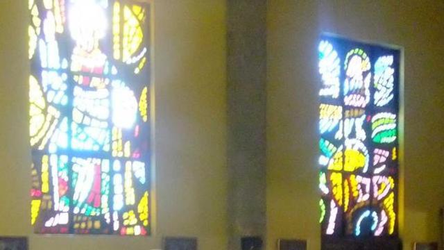 Martín Facundo Andrade, el pasado domingo, tras recibir la primera comunión del párroco Alberto Reigada, en la iglesia de la Tenderina.