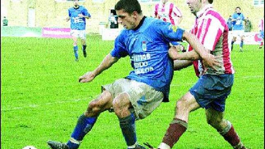 Bruno controla el balón presionado por Dani Robledo.