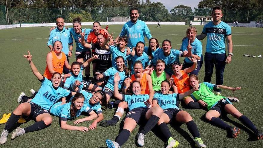 Las jugadoras del Atlántida de Matamá celebran el ascenso a Segunda. // Marta G.Brea