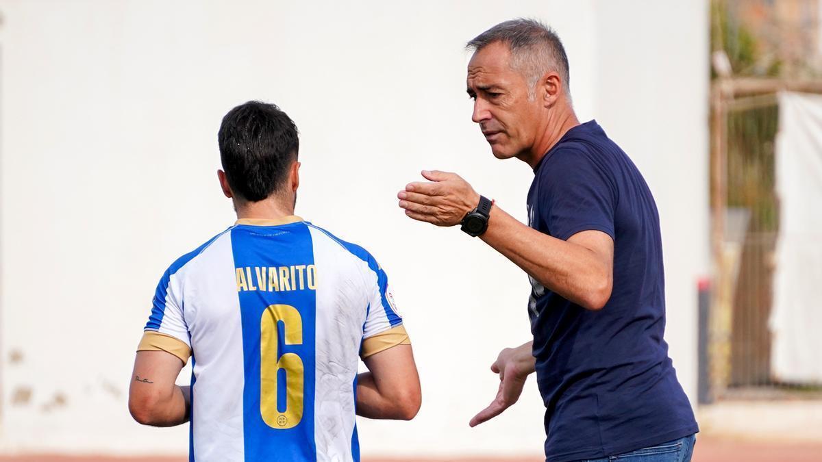 Ángel Rodríguez le da instrucciones a Alvarito durante la derrota en Formentera.