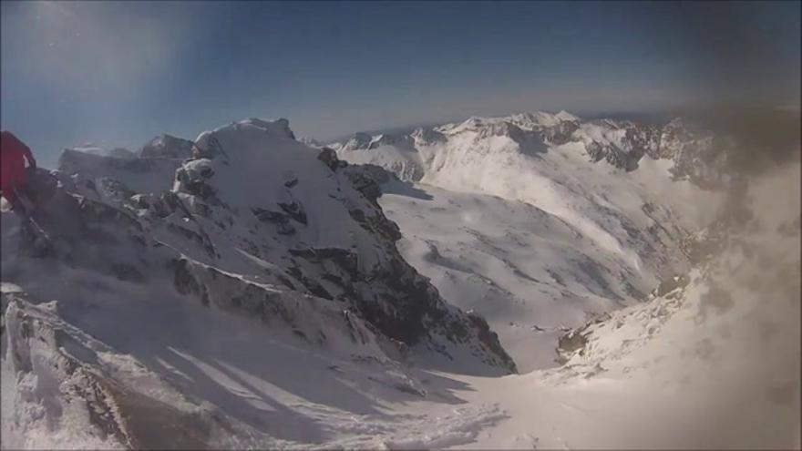 Vídeo de un ejercicio en la Cresta al pico Alba en que participa Víctor Martín
