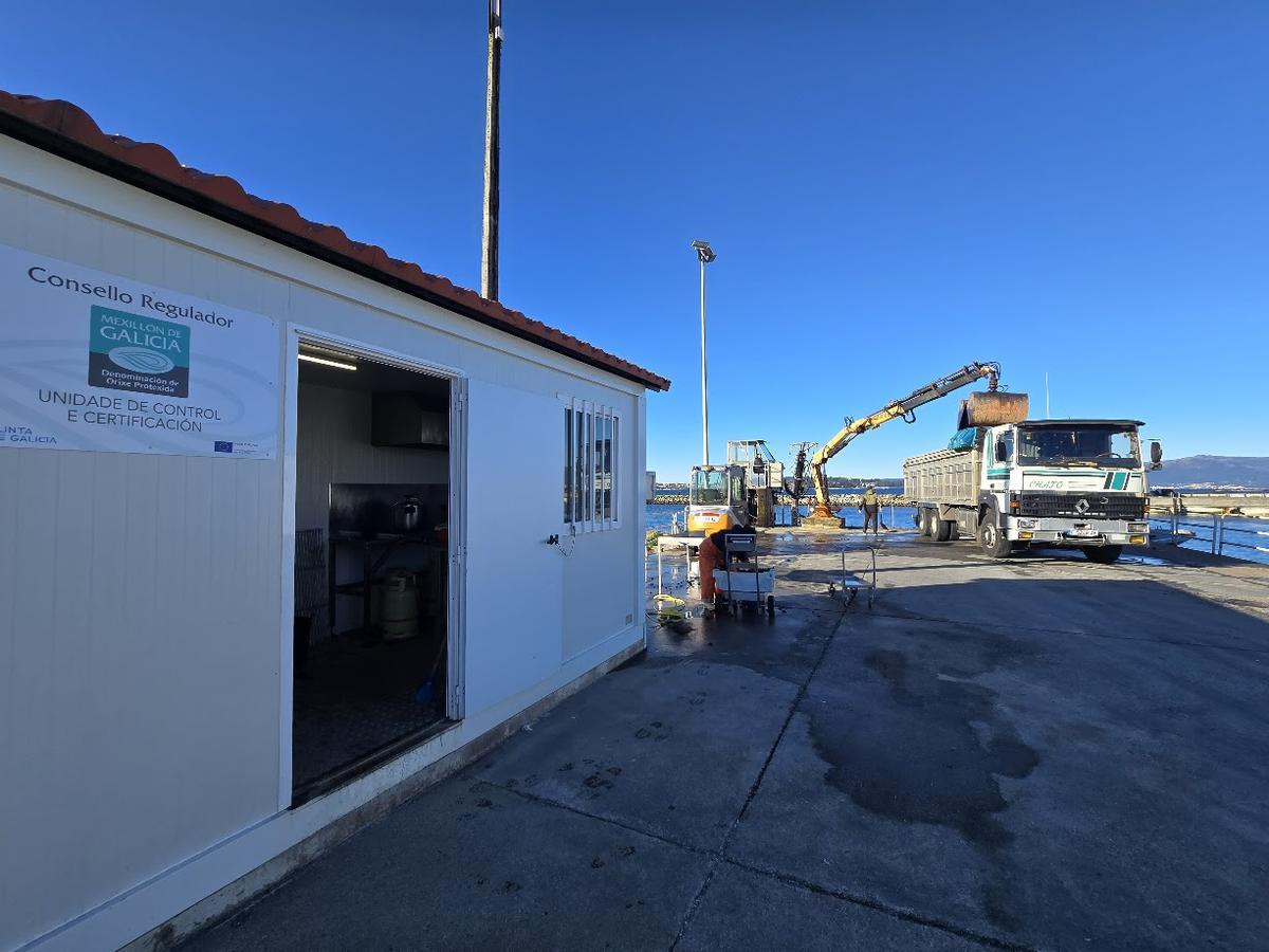 La caseta de control de la DOP Mexillón de Galicia en el muelle de Vilanova.